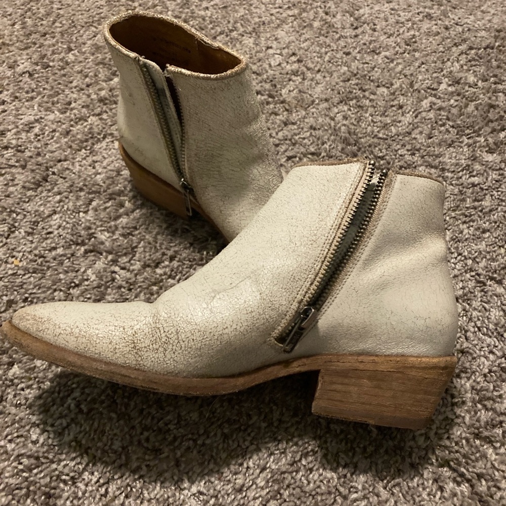 Women’s Frye Chelsea booties size 8